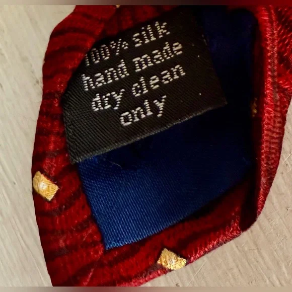 Carlos De Venezia silk necktie red background with geometric pattern in tan - Picture 4 of 5